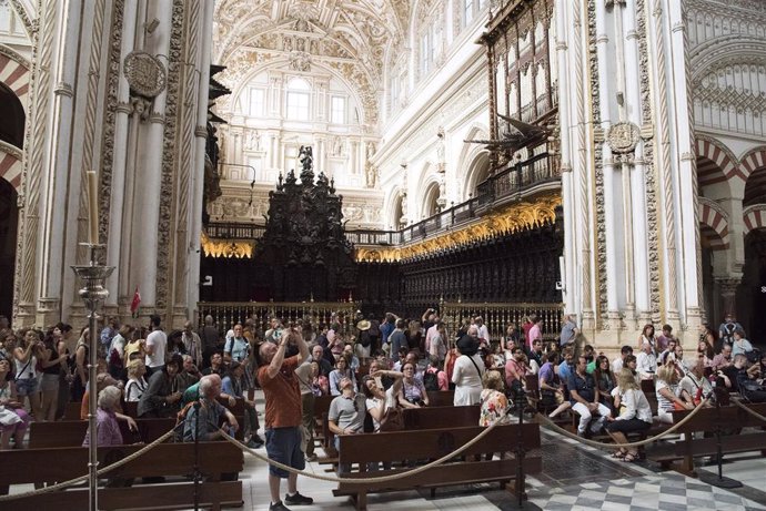 Turistas en la Mezquita-Catedral de Córdoba