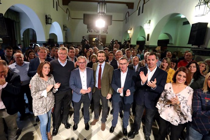 El diputado del PP en el Congreso por Teruel, Alberto Herrero (2d); el presidente del Partido Popular en Teruel, Juaquín Juste (3i); el presidente del Partido Popular, Pablo Casado (4d); la alcaldesa de Teruel, Emma Buj (1d) y el presidente del PP de Ar