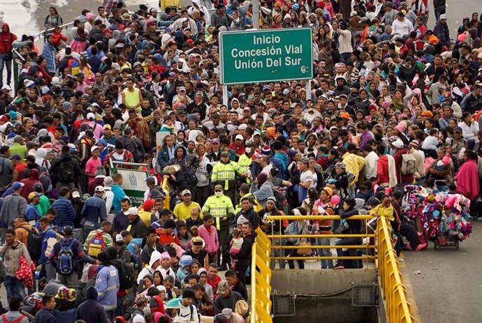 Migrantes venezolanos intentando acceder a Ecuador