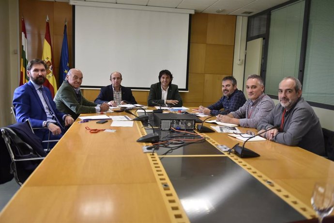 Gobierno y grupos parlamentarios se reúnen para abordar la calificación como OSP del aeropuerto de Agoncillo