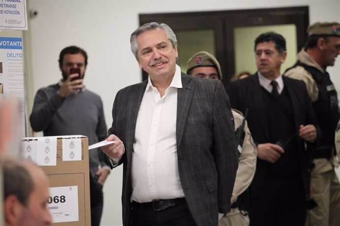 Alberto Fernández vota en las primarias