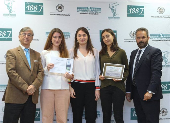 Las responsables del proyecto 'Verde Agua', ganador del XII Premio Creación de Empresas de la Facultad de Comercio de la Universidad de Valladolid (UVA).