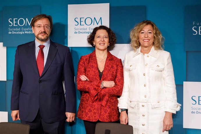 De izquierda a derecha, Álvaro Rodríguez-Lescure, vicepresidente de la Sociedad Española de Oncología Médica (SEOM),  Ruth Vera, presidenta de SEOM, y Encarnación González Flores, coordinadora científica de SEOM2019.
