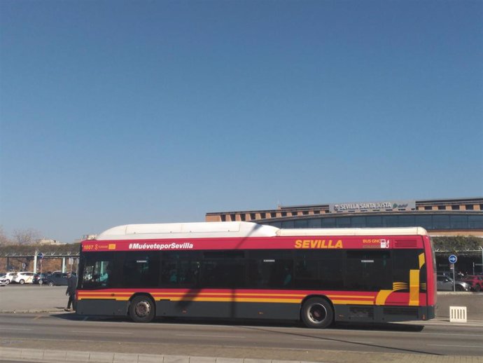 Un autobús de Tussam circula junto a la estación de Santa Justa de Sevilla
