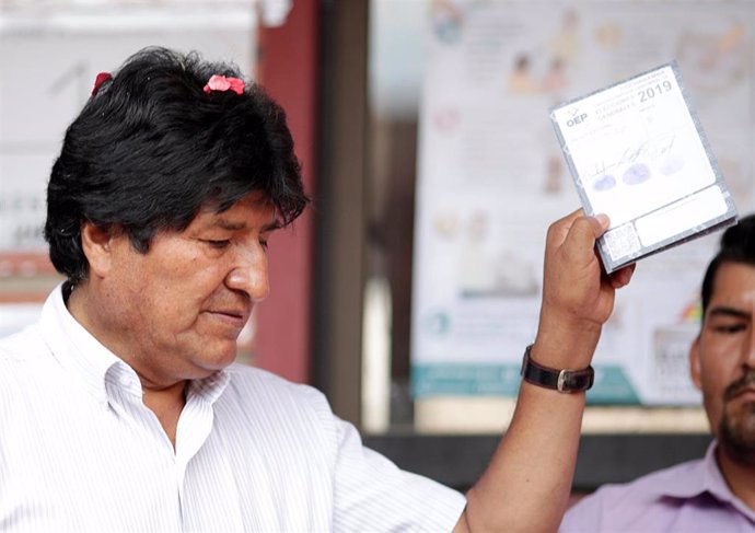 El presidente de Bolivia, Evo Morales, vota para su reelección