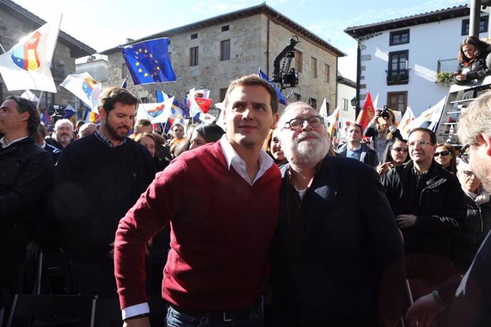 El presidente de Ciudadanos, Albert Rivera, junto al filósofo y escritor Fernando Savater en un acto político en Alsasua.