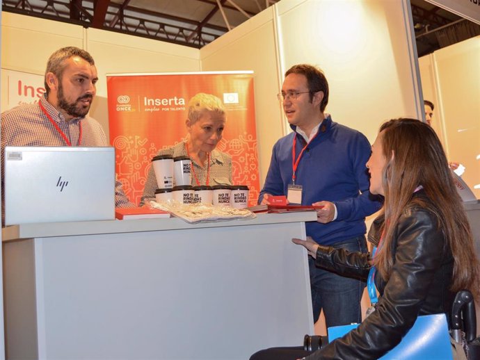 El stand de Inserta Empleo, de la Fundación ONCE, presente en la Feria del Empleo de la Universidad de Sevilla.