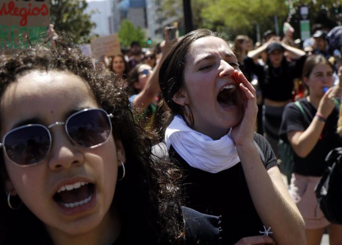 22 October 2019, Chile, Santiago: Demonstrators shout slogans during a protest. The demonstrations were unleashed when the government decided to increase the metro ticket and triggered economic unrest in various sectors. So far, 15 people have been offi