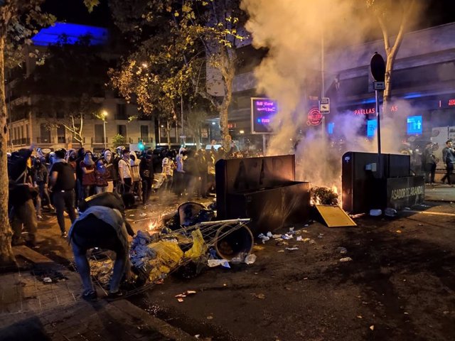 Barricada en Barcelona (plaza Urquinaona-calle Pau Claris) en la sexta noche de protestas contra la sentencia del proceso independentista