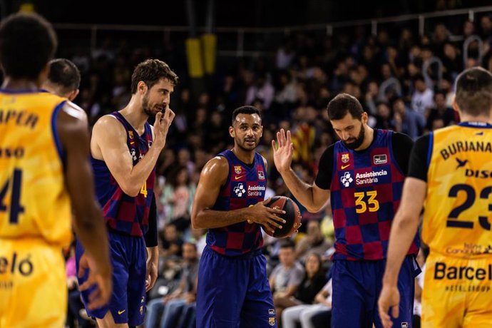 Varios jugadores del Bara en pleno partido.