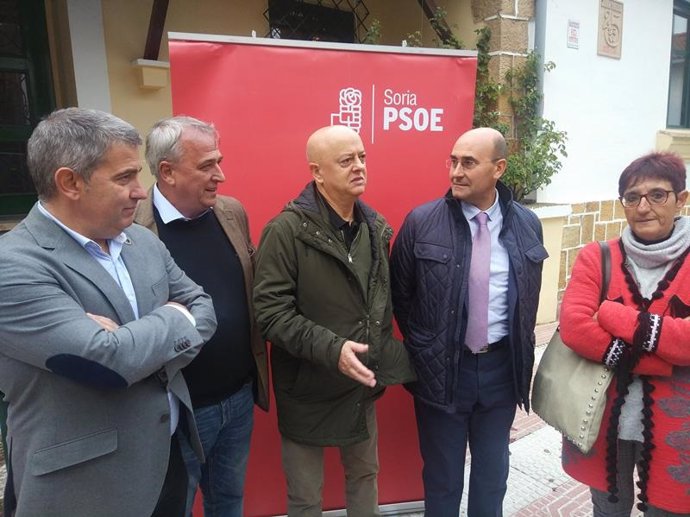 Odón Elorza en el centro junto a los candidatos al Congreso y al Senado del PSOE Soria en un encuentro ciudadano.