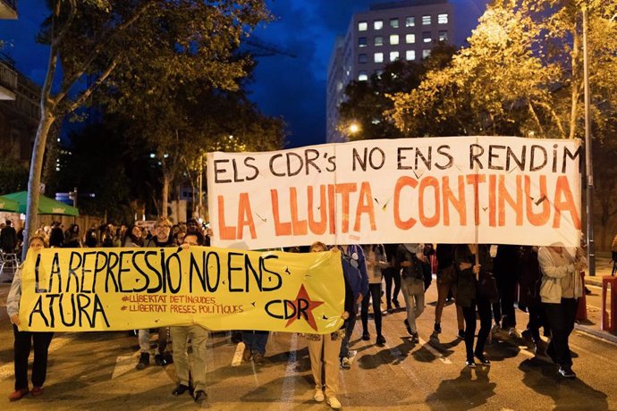 Personas marchan en un "pasacalles antirepresivo" por Les Corts de Barcelona