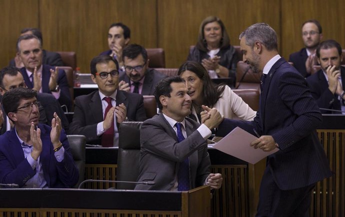 Debate de totalidad del proyecto de Ley de Presupuestos de la Comunidad Autónoma de Andalucía para 2020.El presidente de la Junta de Andalucía, Juanma Moreno (c), saluda al Consejero de Hacienda, Juan Bravo (d), tras la intervención del consejero en el 