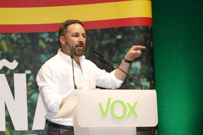 El presidente de Vox, Santiago Abascal, protagoniza un acto público en el Palacio de Congresos de Albacete junto al candidato al Congreso por la ciudad, Rafa Fernández-Lomana.