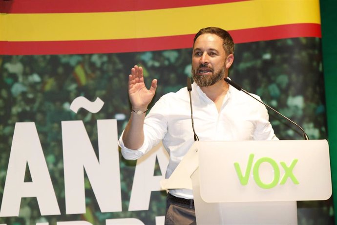El presidente de Vox, Santiago Abascal, protagoniza un acto público en el Palacio de Congresos de Albacete junto al candidato al Congreso por la ciudad, Rafa Fernández-Lomana.