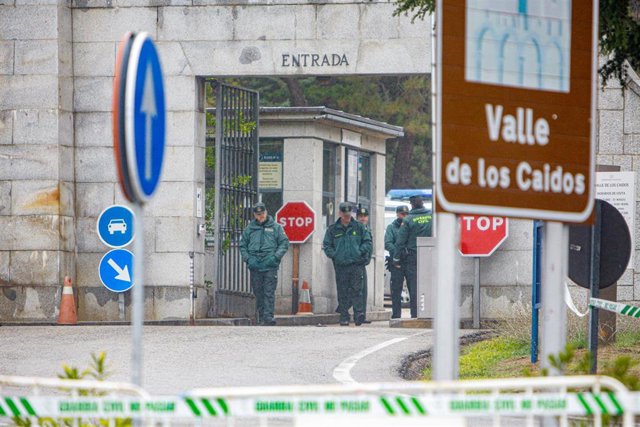 Varios agentes de la Guardia Civil en la puerta de acceso del Valle de los Caidos, a un día de la exhumación de Franco, en Madrid (España), a 23 de octubre de 2019.