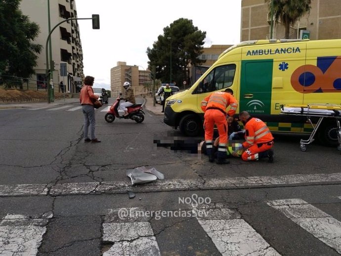 Atención al motorista herido en Sevilla