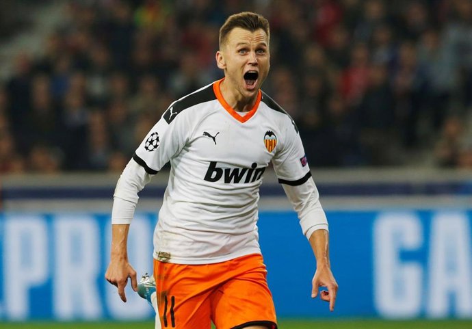 Denis Cheryshev celebra un gol con el Valencia CF.