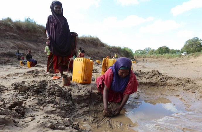 Mujeres recogen agua en Somalia