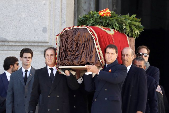 Los restos de Franco salen del Valle de los Caídos