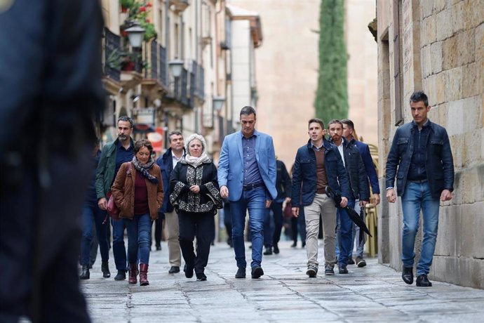 El presidente del gobierno en funciones, Pedro Sánchez (3i) pasea por el casco antiguo de la ciudad de Salamanca, a 23 de octubre de 2019.