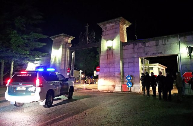 Acceso al Valle de los Caídos antes del amanecer, custodiado por la Guardía Civil en las horas previas a la exhumación de Franco.