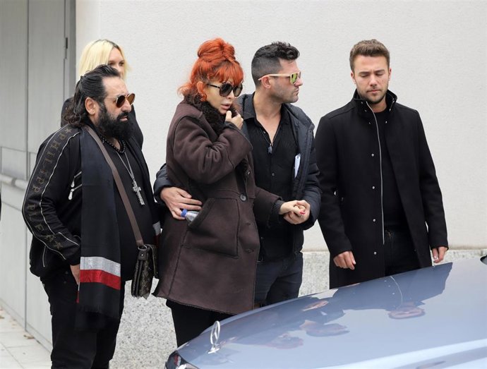 Yurena en el entierro de su madre