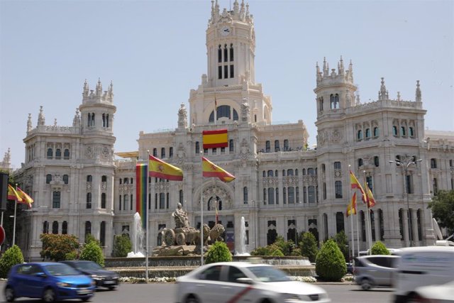 Varias banderas de España en las inmediaciones del Palacio de Cibeles, sede del Ayuntamiento de Madrid, donde propiamente ondean dos banderas de España (una de gran tamaño impuesta por Vox)  y la bandera LGTBI en la parte izquierda del edificio.