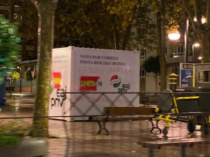 Pintadas en una caseta de voto por correo del PNV