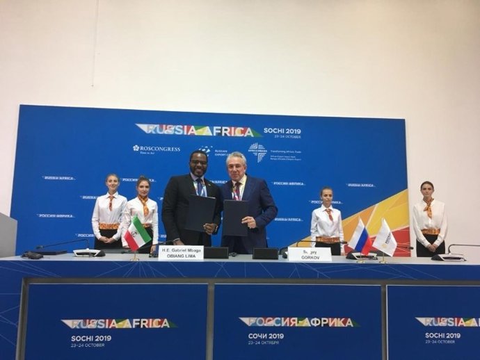 Sergey Gorkov, Director General y Presidente de la Junta de Rosgeo, y S.E. Gabriel Mbaga Obiang Lima, Ministro de Minas e Hidrocarburos de Guinea Ecuatorial, firmaron el documento