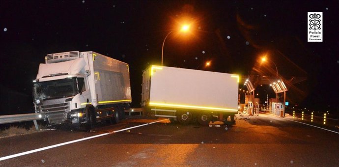 Un camión choca contra la entrada de un peaje en Corella