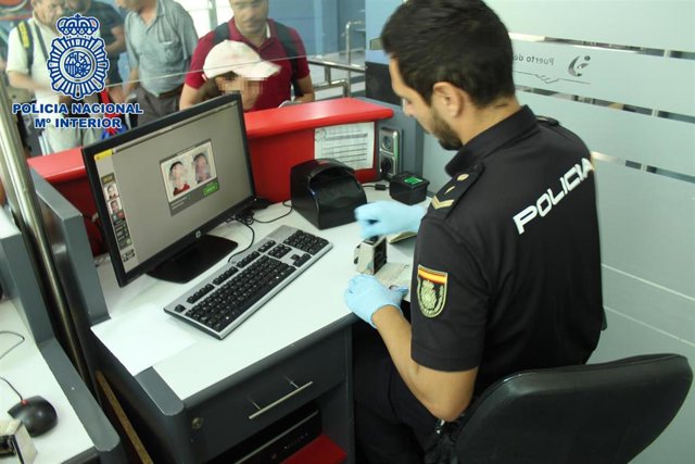 Un agente de Policía en el puesto fronterizo del Puerto de Almería