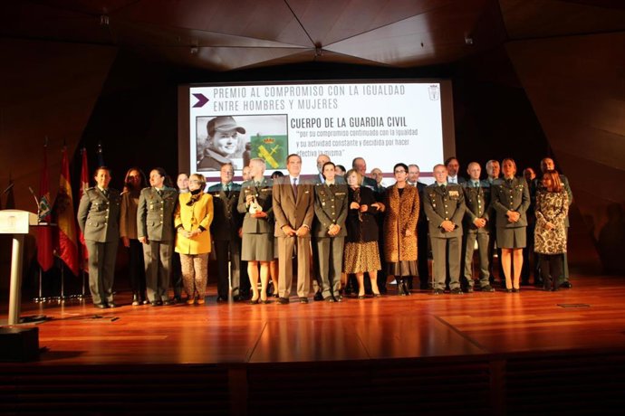 Miembros de la Junta Directiva del ICAM con los miembros de la Guardia Civil premiados.