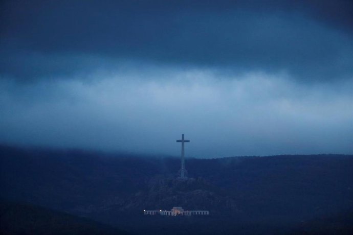 Imagen de la gran Cruz del Valle de los Caídos el día de la exhumación de los restos de Franco