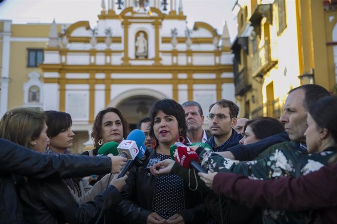 La coordinadora general de Podemos Andalucía y presidenta del grupo parlamentario de Adelante Andalucía, Teresa Rodríguez (c), y el coordinador general de IU Andalucía y portavoz de la confluencia, Toni Valero (d), atienden a los medios con motivo de la