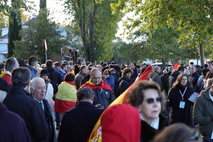 Pequeña concentración de franquistas en las inmediaciones del cementerio de El Pardo Mingorrubio antes de la inhumación de los restos de Francisco Franco en El Pardo (Madrid, España), a 24 de octubre de 2019.