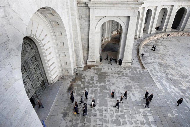 Los familiares de la familia Franco acompañados por el prior de la basílica del Valle de los Caídos, Santiago Cantera, acceden al templo para asistir a la exhumación de los restos del dictador en la basílica, donde están presentes las autoridades que repr