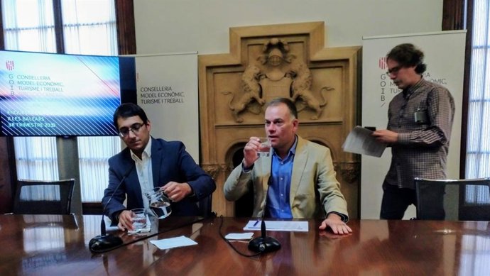 (I-D) Los Responsables De Trabajo, Iago Negueruela Y Lloren Pou.