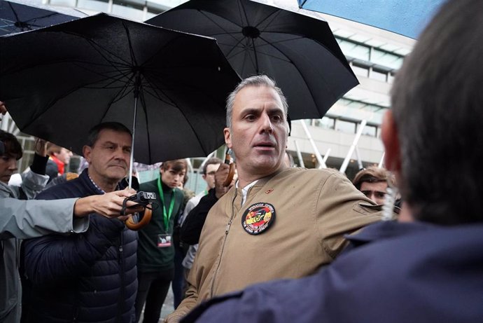 El Secretario General de Vox, Javier Ortega Smith, durante la concentración "contra el fascismo" y altercados durante un acto de Vox en Bilbao a 20 de octubre de 2019