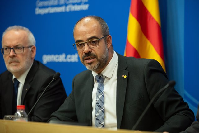 El secretario de Interior, Brauli Duart (i) y el conseller catalán de Interior, Miquel Buch (d) en una rueda de prensa, en Barcelona (Cataluña/España) a 17 de octubre de 2019.