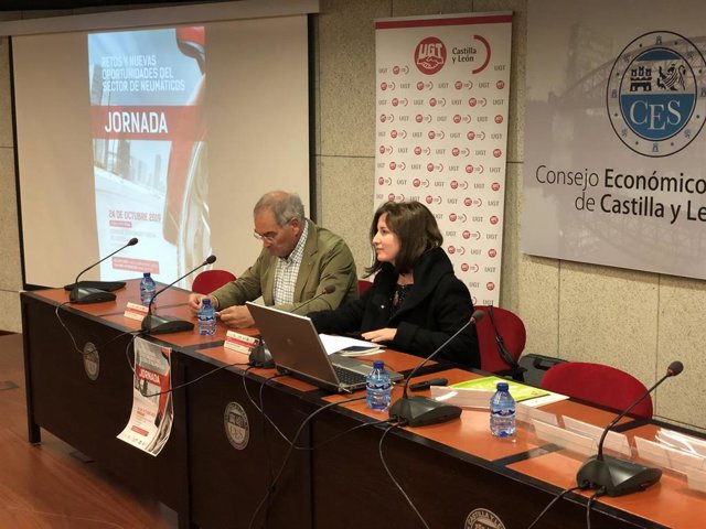 El vicesecretario general de UGT Castilla y León, Evelio Angulo, inaugura la jornada acompañado de la concejal de Medio Ambiente y Sostenibilidad del Ayuntamiento de Valladolid, María Sánchez.