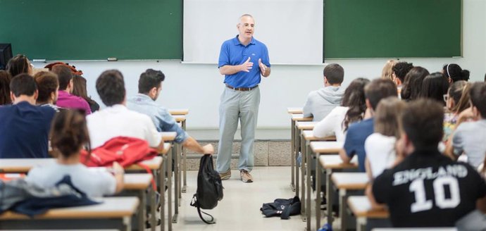 Profesor en un aula imparte materia.