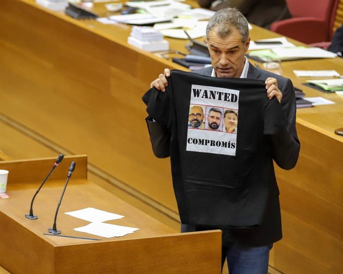 Toní Cantó mostrando la camiseta