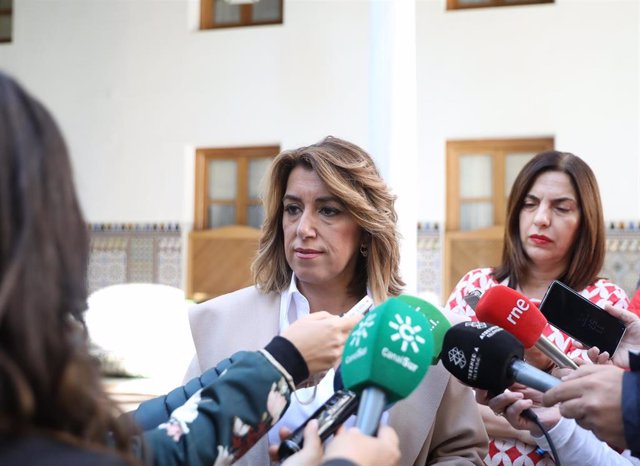 La secretaria general del PSOE-A, Susana Díaz, atendiendo a los periodistas en el Parlamento