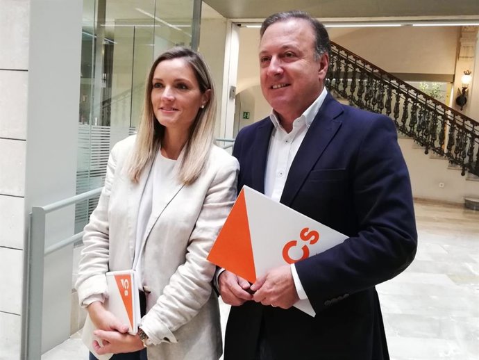 La portavoz adjunta de Cs en el Parlament balear, Patricia Guasp, con el candidato al Congreso por Baleares, Joan Mesquida.