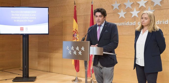 Imagen de recurso del consejero de Vivienda y Administración local, David Pérez, con la portavoz del Ayuntamiento de Madrid, Inmaculada Sanz.