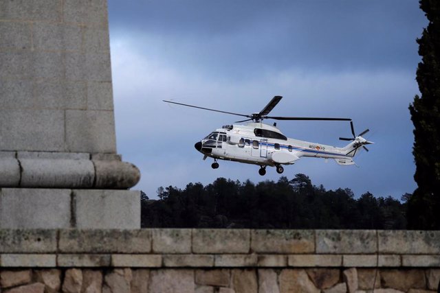 El helicóptero que transportará el féretro con los restos mortales de Francisco Franco hasta el cementerio de El Pardo-Mingorrubio, un Super Puma del Ejército del Aire, a su llegada al Valle de los Caídos, en Madrid, a 24 de octubre de 2019.