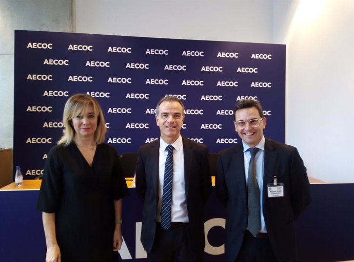 En el centro, el CEO de Uvesco, José Ramón Fernández de Barrena