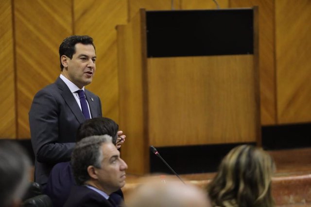 El presidente de la Junta, Juanma Moreno, durante la sesión de control al Gobierno en el Parlamento