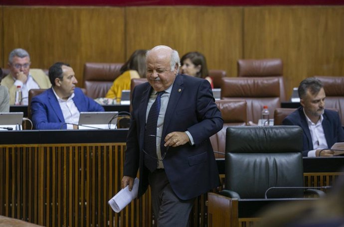 Primera jornada de sesión plenaria en el Parlamento Andaluz. El consejero de Salud y Familias, Jesús Aguirre durante su comparecencia para abordar el tema del brote de listeriosis en Andalucía.